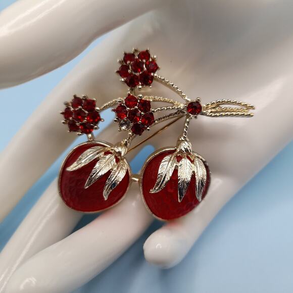 Vintage Sarah Coventry Strawberry Festival 1966 Brooch Luminous Red Strawberries - Picture 4 of 10